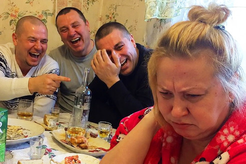 Друзья моего мужа годами называли меня «маслом» — когда я наконец спросила, почему, смех прекратился, и все наконец-то поняла про мужа.