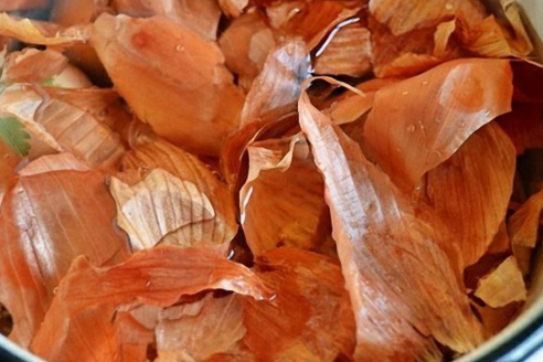 Шелуху от лука не выбрасываем — она дороже золота: вот как можно использовать