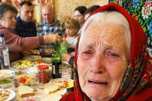 Моя 87-летняя бабушка в слезах позвонила всей семье и сказала: «Приезжайте в воскресенье, это будет наш последний совместный ужин». Мы подумали, что врачи сказали ей страшное, но реальность оказалось более жуткой.