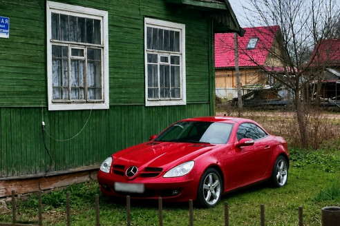 Я приехала к маме в гости и обомлела, увидев у её дома автомобиль моего жениха, который уехал в командировку. Вместо скандала, я решила подслушать и подсмотреть, но лучше бы я этого не делала.