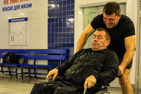 Сын столкнул своего отца-инвалида в бассейн, чтобы получить наследство, и вернулся домой как ни в чем не бывало. Но он не знал, что в этот момент все только начиналось.