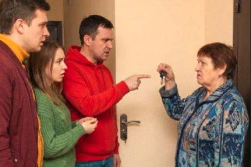 «Твоей сестре нужнее, она в деревне мучается», — заявила свекровь и сменила замки, но не знала, что зять уже в пути