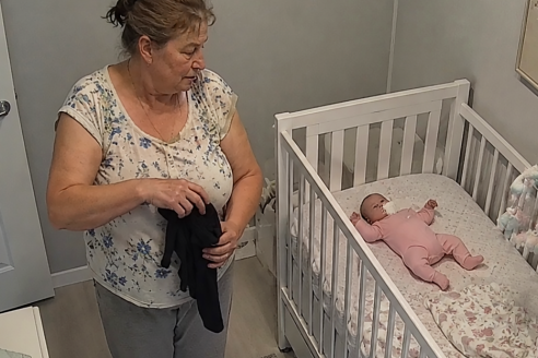 На приёме педиатр долго и молча осматривал мою трёхмесячную дочку, а потом вдруг закрыл дверь кабинета и тихо спросил, кто сидит с ребёнком дома. Я ответила, что моя свекровь