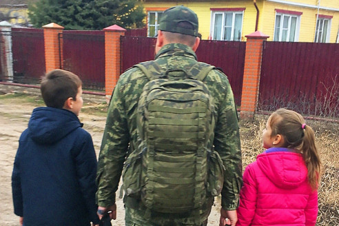 Солдат вернулся домой после смены и замер, увидев своих детей на улице в такую холодную погоду. Но затем, поспешно открыв входную дверь, он остановился в изумлении.