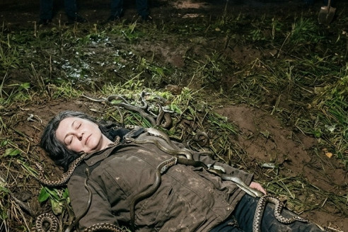 Лежавшую в канаве женщину плотно обвивали змеи, и даже бывалые полицейские панически боялись подойти ближе. Но случайный водитель помог ей, не зная, чем обернется эта ситуация.