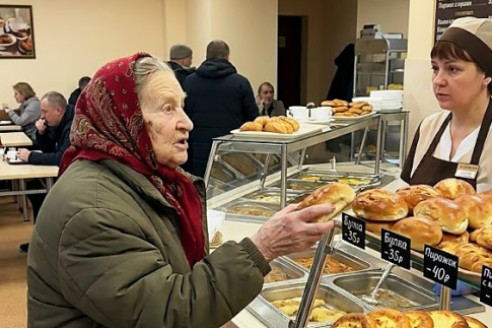 Дочка пожалуйста, дай мне хотя бы одну булочку я уже два дня ничего не ела — сказала бабушка с жалостливым взглядом