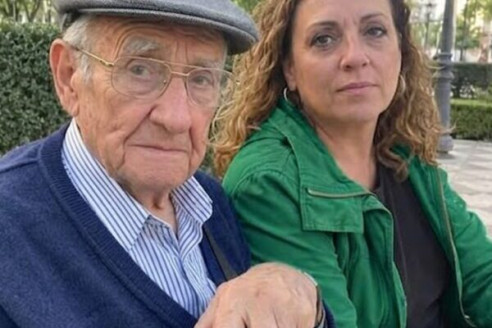 Я годами ухаживала за своим 89-летним соседом в надежде на какое-то наследство после его смерти. Но после того, как он умер, его дети и внуки пришли и оформили все свои имена. Однажды звонок из частного номера заставил все мое тело содрогнуться… 😱💔