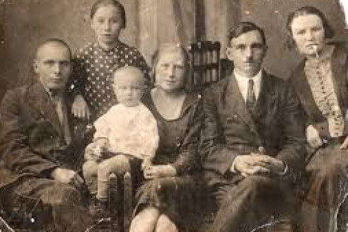 Чего нельзя делать с фотографиями умерших родственников и друзей: эзотерика объясняет