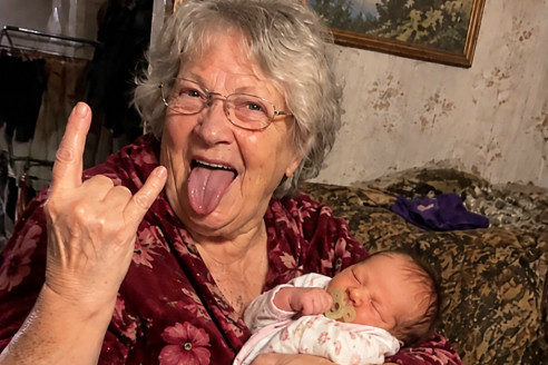 С вероятностью более 99,9% моя 65-летняя бабушка оказалась биологической матерью моей дочери. Но мы узнали об этом только после того, как она впервые взяла ребёнка на руки и сказала: «Вы ещё не знаете, кого принесли домой»