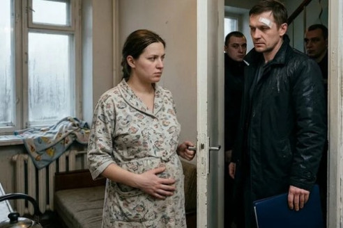 «Вы уволены, Алёна». Наутро в её дверь постучал человек, которого она подняла с мокрого асфальта