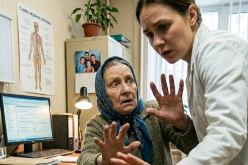 Она тридцать лет растила дочь воровки, пока её родная дочь таскала воду из колодца в глухой деревне. Страшная правда роддома 94-го года, которая вскрылась из-за одного случайного анализа.