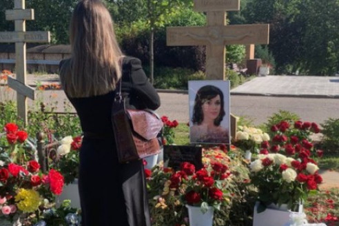 Приходит втихаря! Вот кого внезапно увидели на могиле Заворотнюк