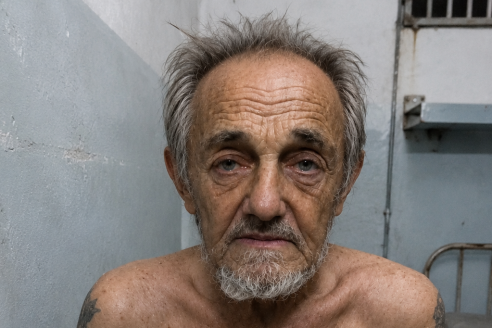 Зеки в камере неделю ломали 75-летнего деда, смеялись над ним и унижали при всех, но ночью старик сам подошел к главарю, и утром на зоне его уже никто не тронул.