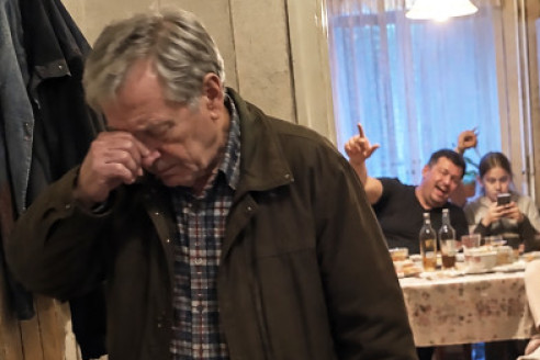 «Я, пожалуй, пойду…»: 64-летний отец аккуратно поставил ведро с картошкой у стены, молча выложил ключи от квартиры детей на тумбочку в прихожей и произнес фразу, которая заставила его взрослую дочь густо покраснеть от стыда.