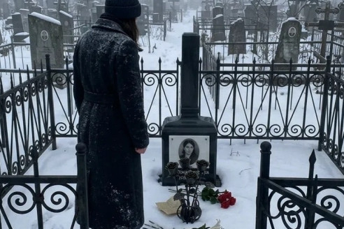 Я решила не говорить мужу. И поехать на кладбище к могиле его первой жены, чтобы положить цветы. Но подойдя ближе, выронила букет из рук, увидев...