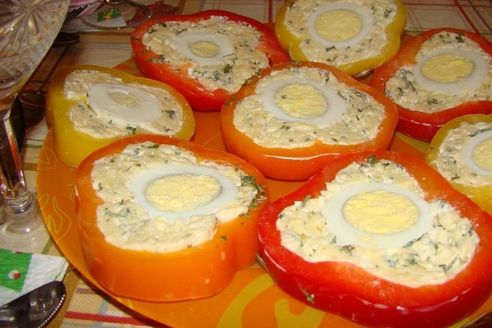 Перец с сырной начинкой и яйцом