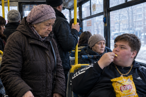 Толстый и избалованный парень отказал пожилой женщине в свободном месте рядом с собой в автобусе и поставил ногу на сиденье, но следующая остановка изменила все...