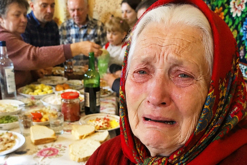 Моя 87-летняя бабушка в слезах позвонила всей семье и сказала: «Приезжайте в воскресенье, это будет наш последний совместный ужин». Мы подумали, что врачи сказали ей страшное, но реальность оказалось более жуткой.