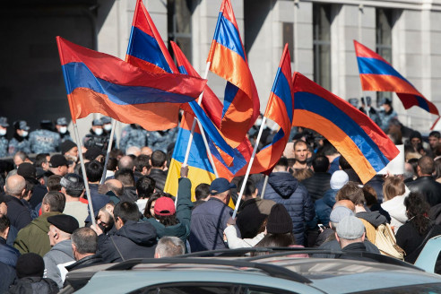В Армении противники Пашиняна ворвались в правительственное здание