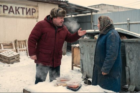 Повариха тайком кормила братьев у мусорных баков. Спустя 15 лет у калитки старой кухарки остановилась роскошная машина