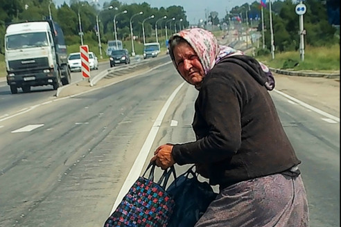 Холостяк подобрал на трассе 70-летнюю бездомную. Привез её к себе домой и сказал брезгливо: «Иди помойся!», но когда она вышла из душа он...