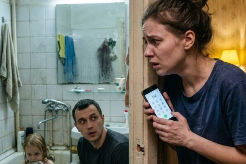 Моя пятилетняя дочь всегда купалась вместе с мужем. Однажды вечером я решила зайти в ванную, выглянула в слегка приоткрытую дверь… и то, что я увидела по ту сторону, меня потрясло.