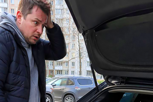 Я нашел новорожденную девочку в багажнике машины у своего гаража, и шестнадцать лет растил ее как родную дочь. Но в день ее рождения перед гаражом появилась другая машина, а находка в ее багажнике заставила мои руки дрожать.