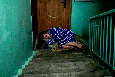 Спустя 20 лет я приехала в дом сестры, который когда-то подарила ей. Но я увидела её спящей на коврике у двери.