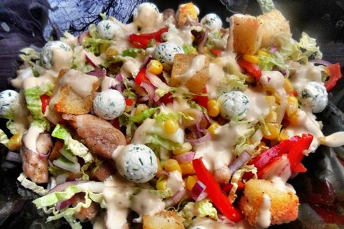 Салат с пекинской капустой, курицей и сухариками