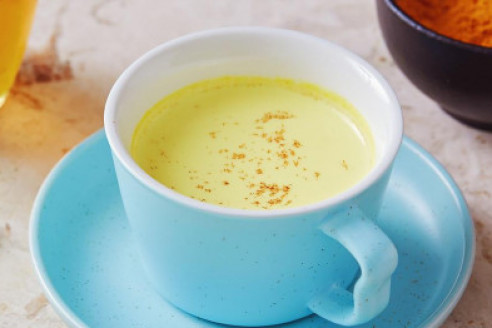 Laptele de aur cu turmeric: rețeta longevității.