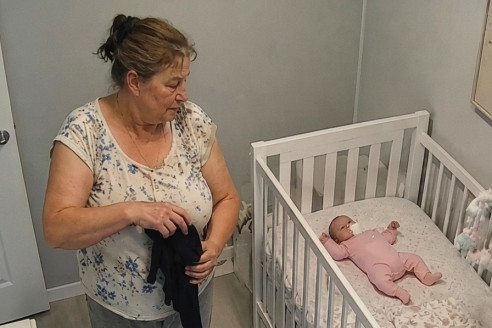 На приёме педиатр долго и молча осматривал мою трёхмесячную дочку, а потом вдруг закрыл дверь кабинета и тихо спросил, кто сидит с ребёнком дома