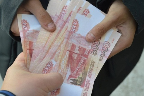 Выплаты 70 000 рублей за стаж 15 лет: кто получит деньги в мае