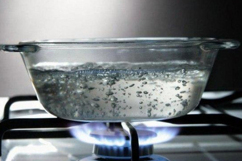 Почему нельзя повторно кипятить воду?