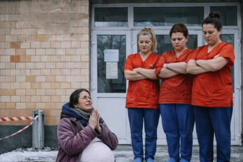 Главврач роддома спас бездомную роженицу, которую медсестры выгнали в холодный коридор.