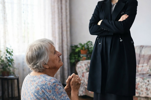 В 78 лет она поставила меня на колени в моём собственном доме. Она не знала, что сын уже стоит за дверью.
