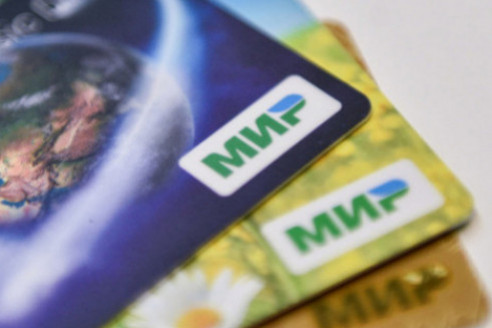 С 1 июля россияне будут получать 10 тысяч на карту «Мир»