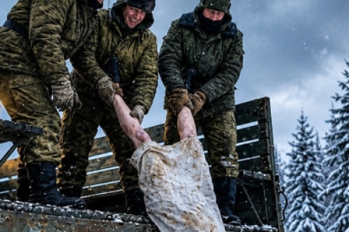 Бандиты бросили однорукую бабушку умирать в тайге и уже праздновали, но за неё вступилась та, кого боялась вся округа.
