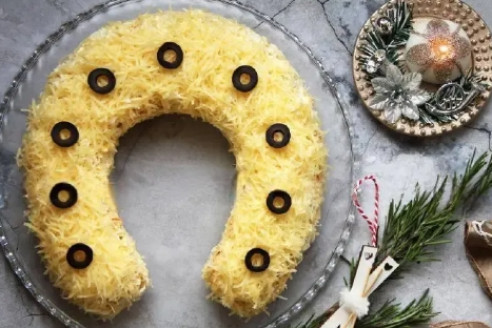 В год Огненной Лошади — обязательно: ставим на стол салат «Подкова» — вкусно, красиво и на счастье