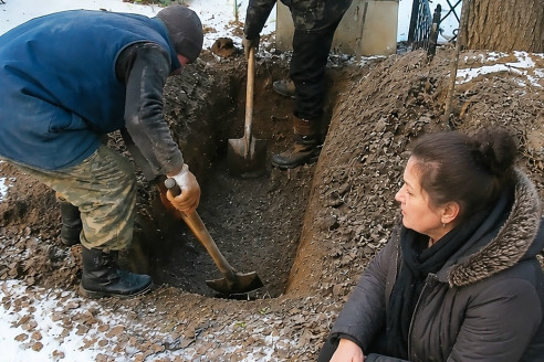 Женщина не поверила военному комиссару, ночью сама приехала на кладбище и велела раскопать свежую могилу сына-солдата. А когда гроб вскрыли, даже мужики с лопатами отшатнулись и побледнели.