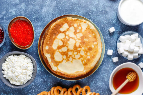 Названы научные лайфхаки, с которыми получатся вкусные блины, даже если вы на кухне первый раз
