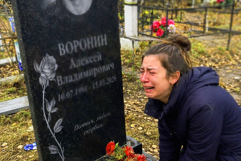 «Слишком часто на кладбище ходишь — тебе в детдом надо», — услышала от старушки Екатерина, придя на кладбище к мужу. А через несколько дней пришла в детдом и увидела ужасное.