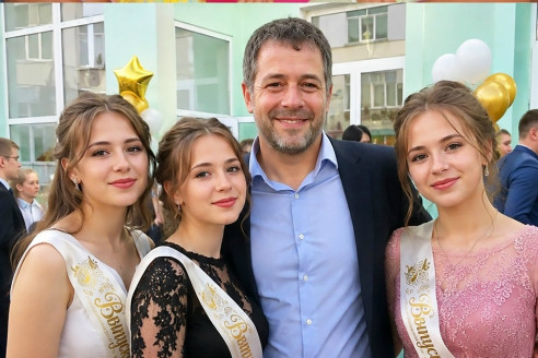 Я 18 лет растил трех племянниц, которых подбросил мне мой брат. А на выпускном в школе они вышли на сцену и вслух прочитали записку, которую их отец оставил в день побега.