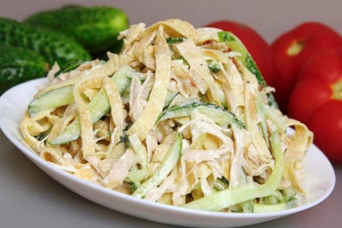 Салат из свинины с редькой и яичными блинчиками