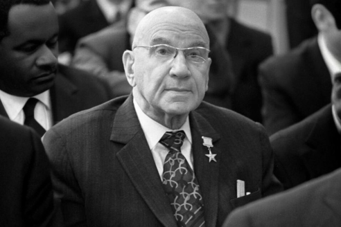 Если вам 65-70: 1 чайная ложка каждый день сохранит ясность: важный совет академика Микулина
