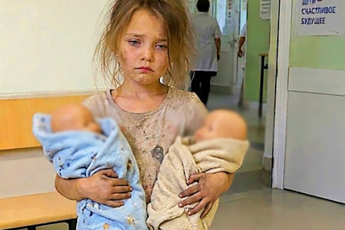 «Моя мама спит уже три дня» — 7-летняя девочка прошла несколько километров до больницы, неся на руках своих новорожденных близнецов. А когда полиция добралась до их дома, то побледнели, увидев то, что лежало на кухне.