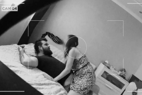 Уберите детей от экрана! Муж снял на скрытую камеру жену и вот что увидел