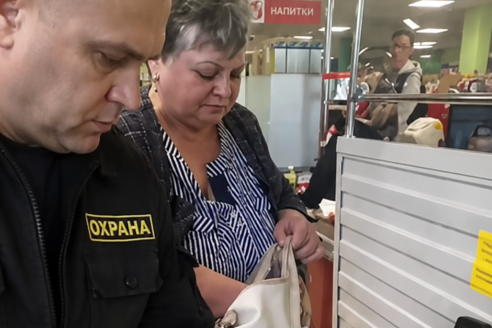 Я поймал женщину на краже в магазине, и отпустил её без полиции, а на следующий день она вернулась и украла снова. Но настоящий ужас начался вечером, когда мне позвонил её муж и сказал, что уже стоит у моего подъезда с ключом от моей двери.