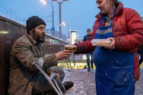 Беременная уборщица полгода кормила нищего у метро, а когда её выгнали на мороз, он молча привез её в «трешку» и достал погоны
