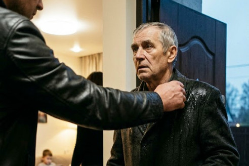 Я стоял в прихожей у дочери и смотрел, как они с зятем празднуют продажу моей квартиры, считая меня «отработанным материалом». Они не догадывались, что через два часа произойдет с их главным документом.