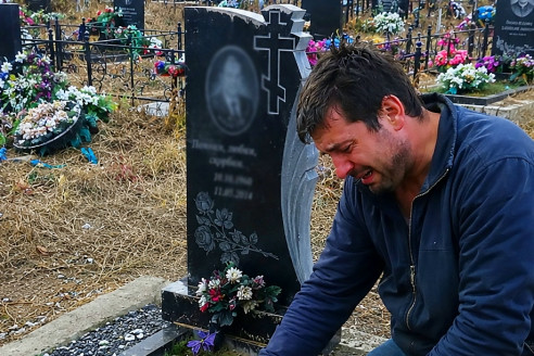 Родители пришли на могилу сына и заметили возле надгробия что-то необычное : Когда они узнали правду, это их поразило